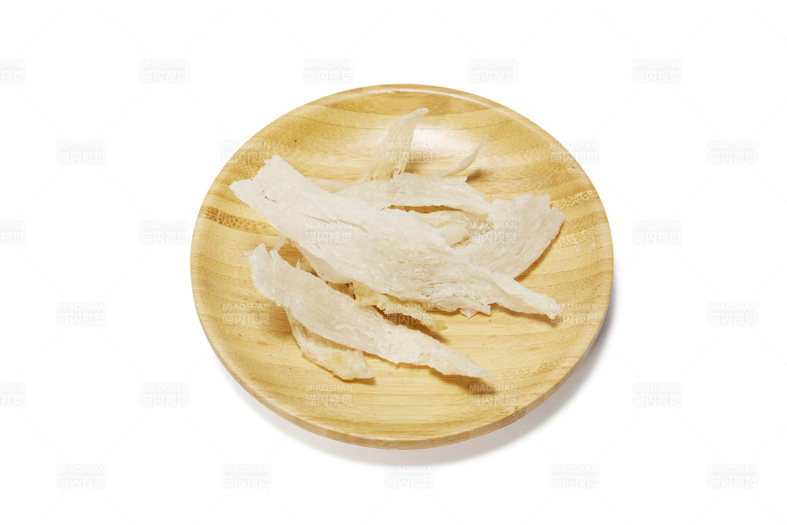 燕窝片置于木质盘中图片