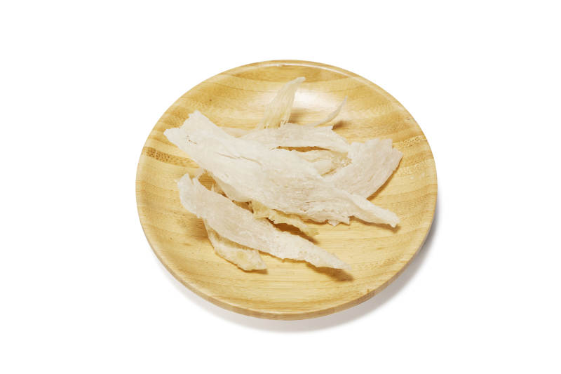 燕窝片置于木质盘中图片