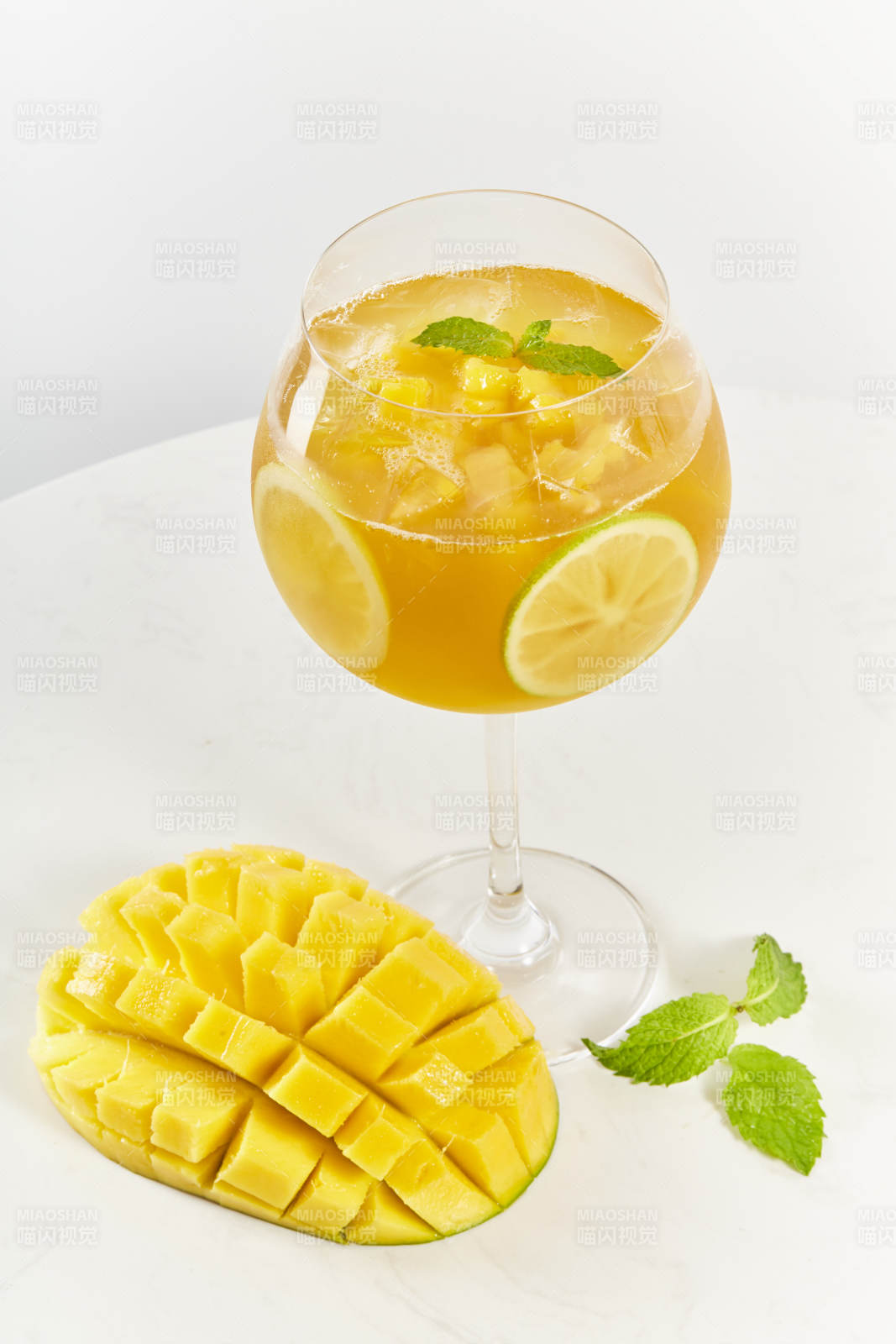 芒果柠檬冰爽饮品图片