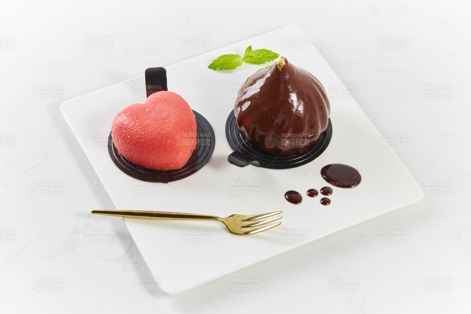 心形甜品与巧克力慕斯图片