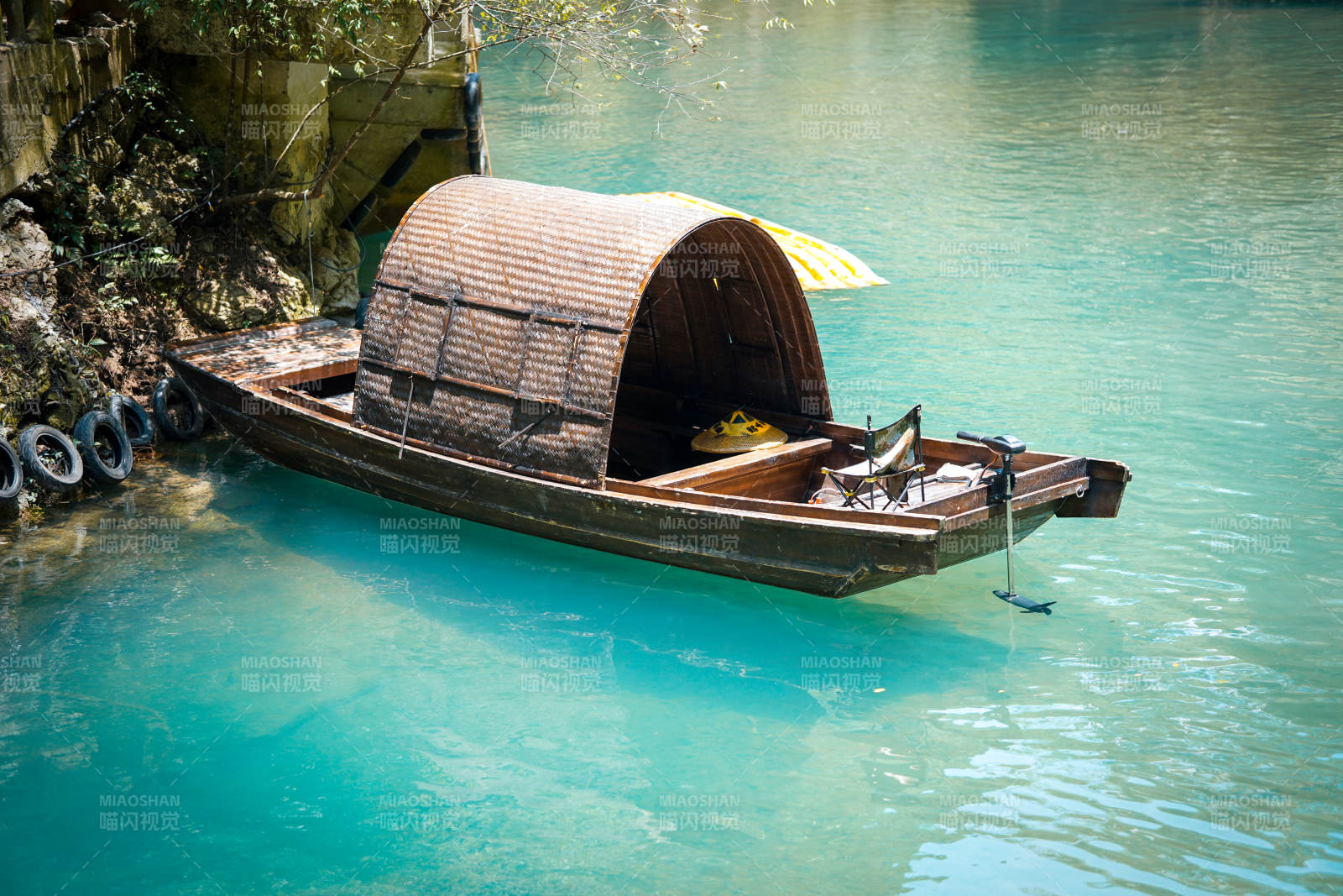 湖畔古船静泊图图片