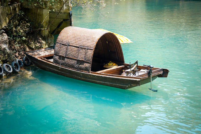 湖畔古船静泊图图片