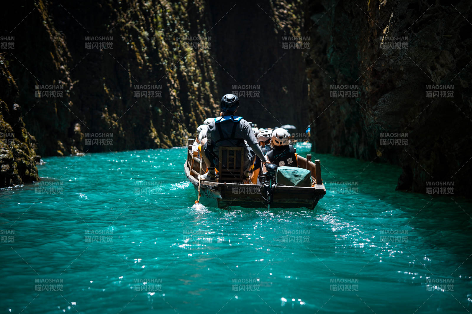 峡谷探险 碧水行舟 恩施屏山峡谷图片