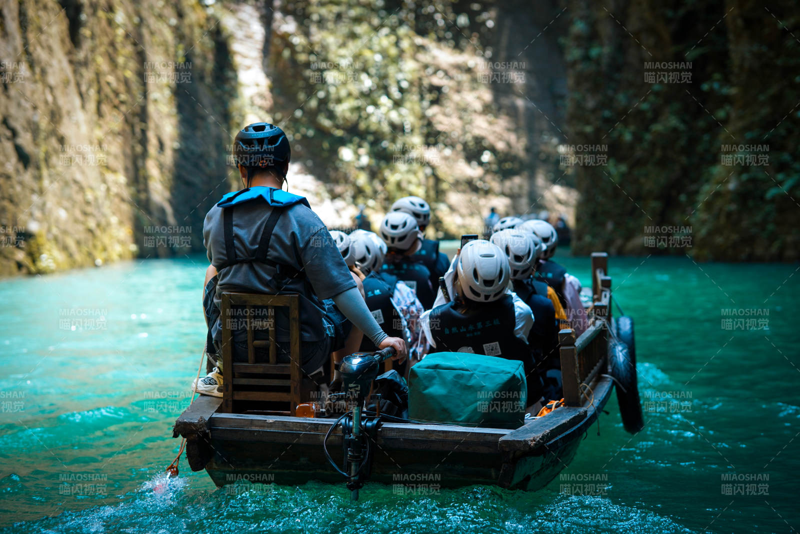 峡谷探险 乘舟前行 恩施屏山峡谷图片