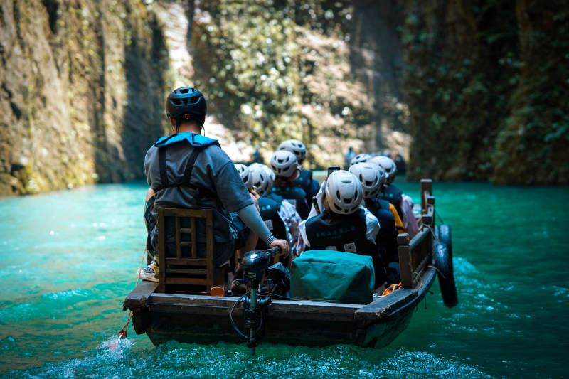 峡谷探险 乘舟前行 恩施屏山峡谷图片