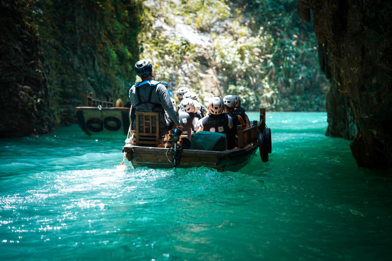 峡谷探险 乘舟前行 恩施屏山峡谷图片