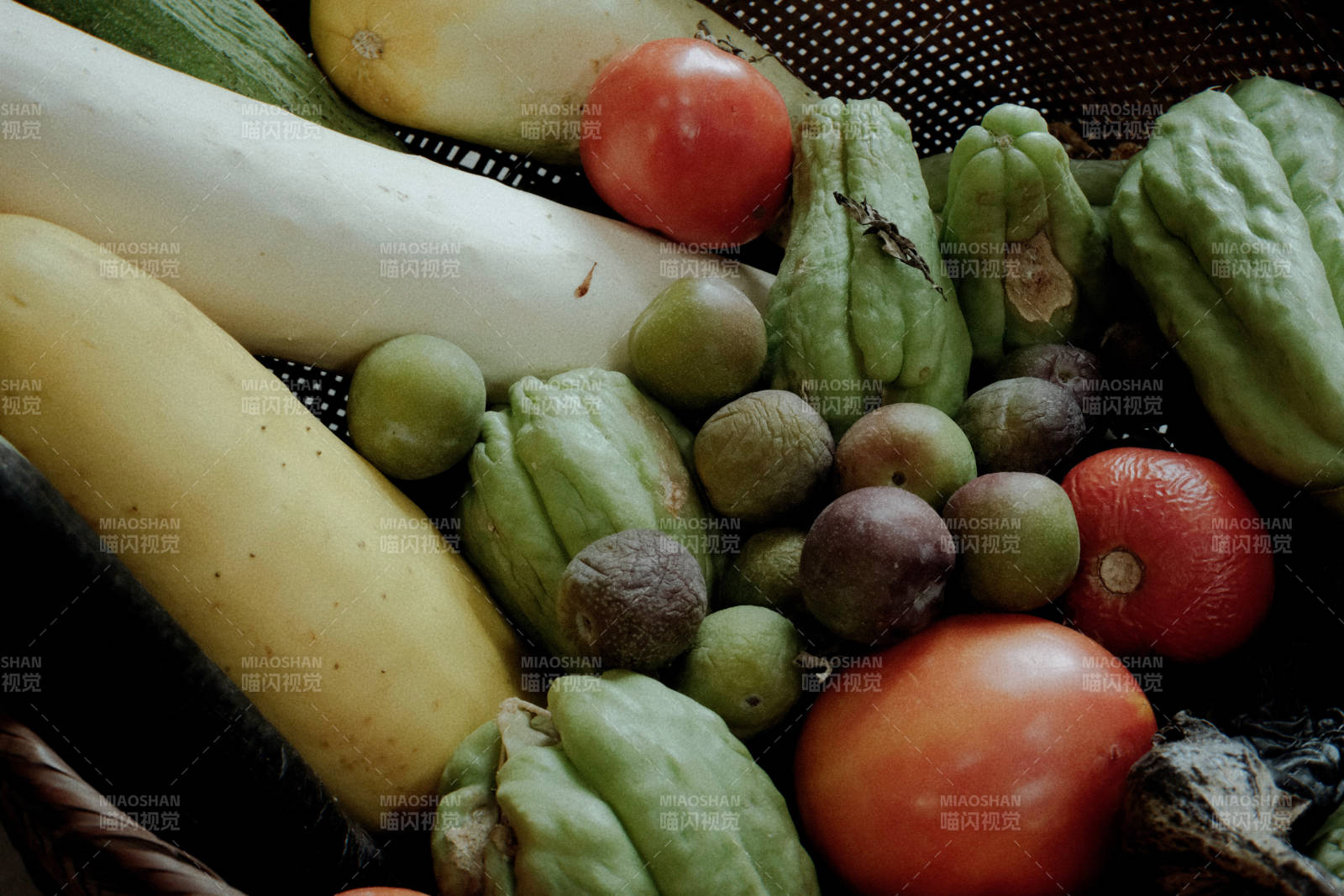 新鲜蔬菜篮子特写图片