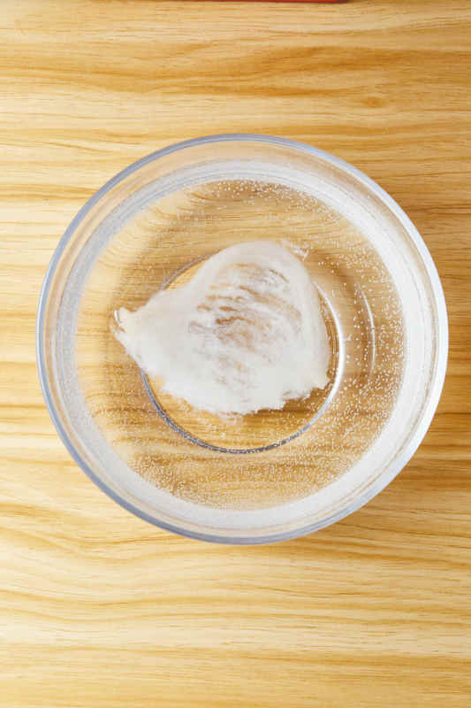 燕窝水中泡发图片