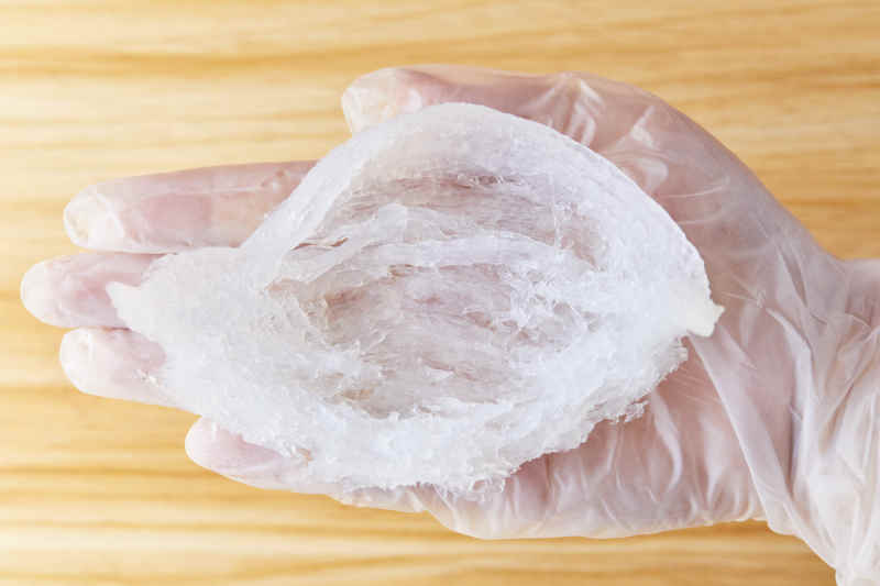 手戴手套握着燕窝 泡发燕窝图片