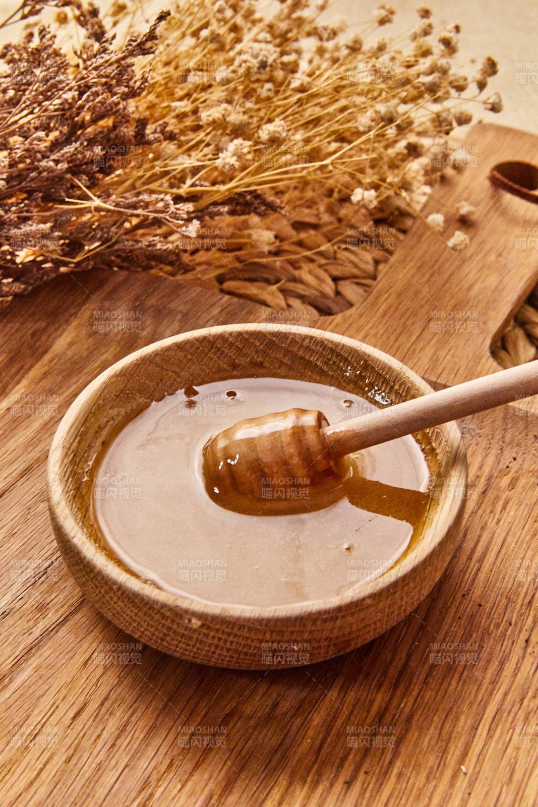 蜂蜜与干花的温馨组合图片