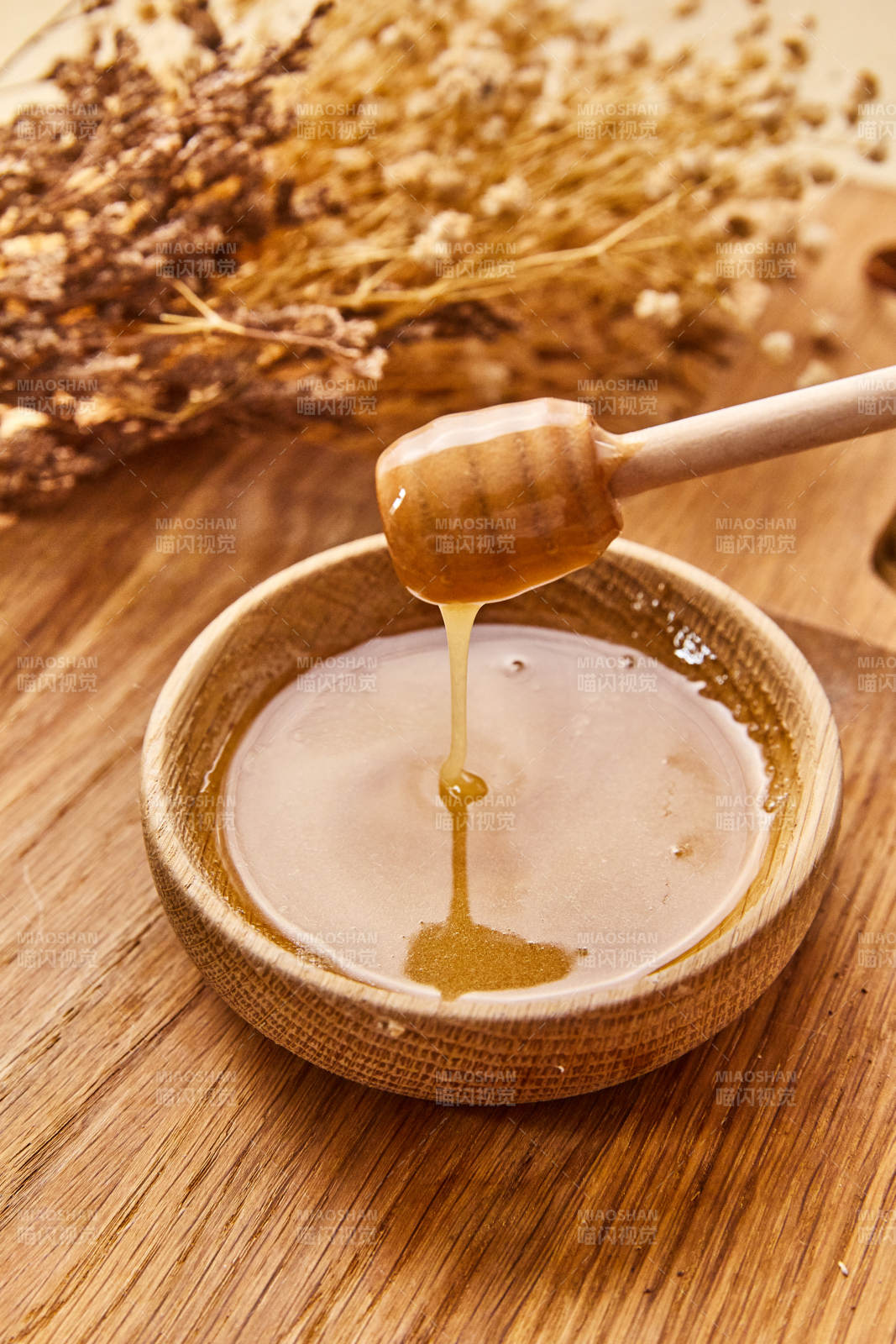 蜂蜜滴落 木勺盛蜜图片
