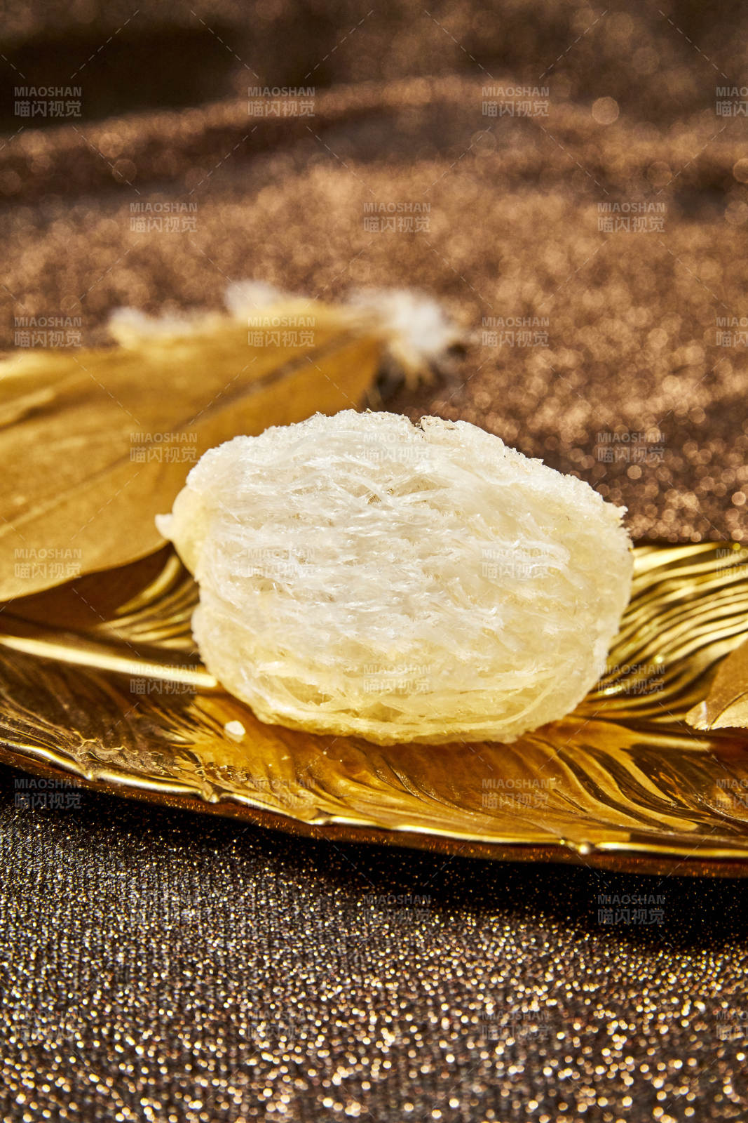 金盘上的燕窝特写图片