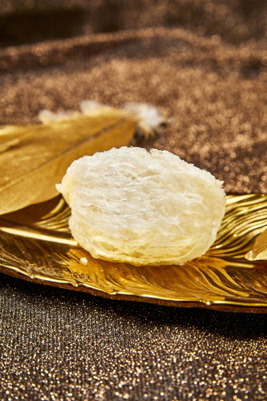 金盘上的燕窝特写图片