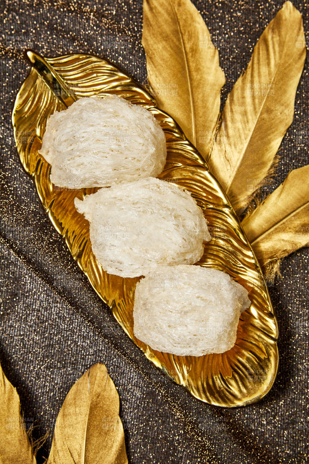 金色盘中的燕窝图片