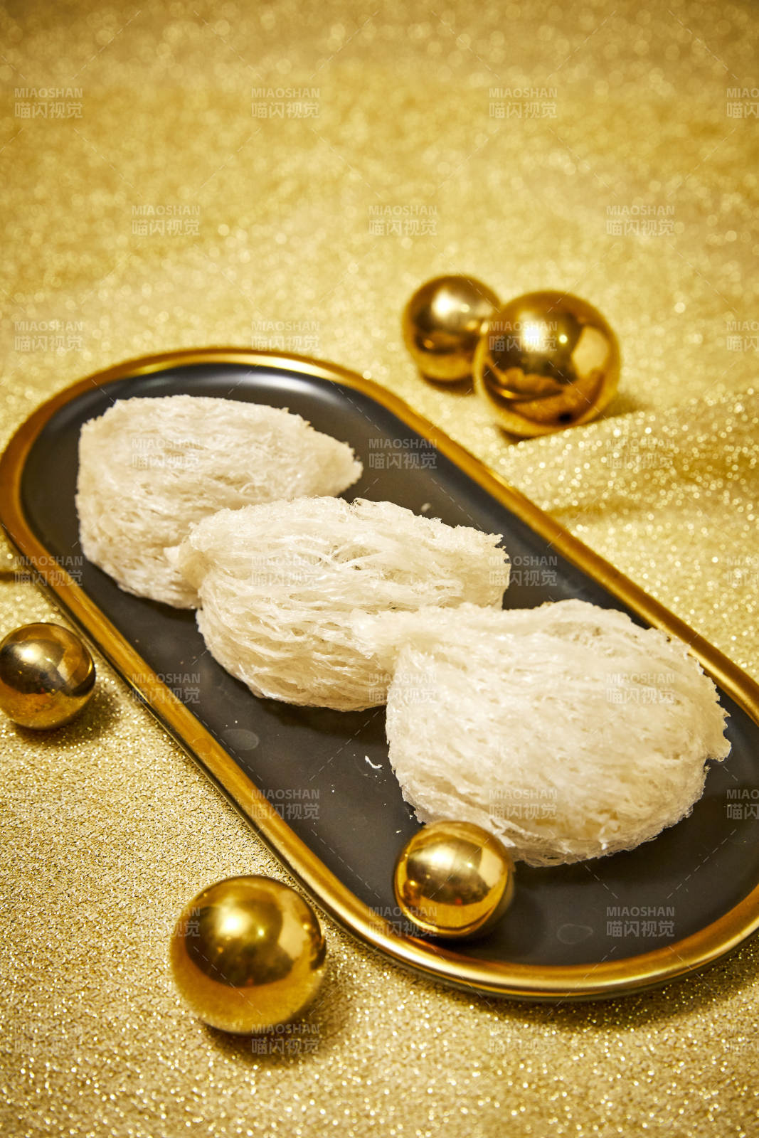 金盘上的燕窝图片