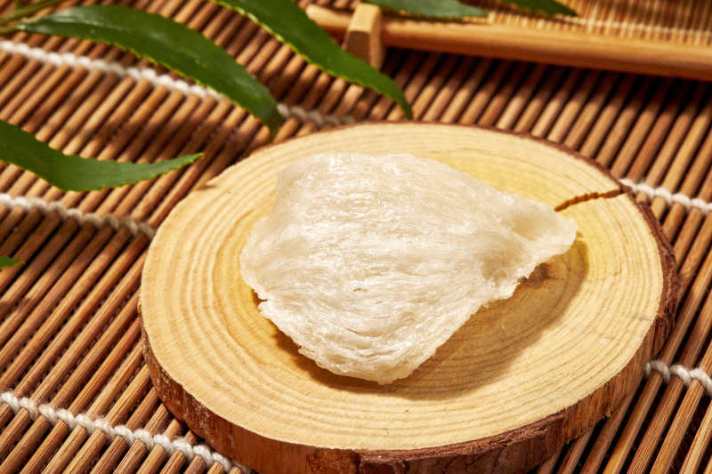 燕窝静置木盘之上图片
