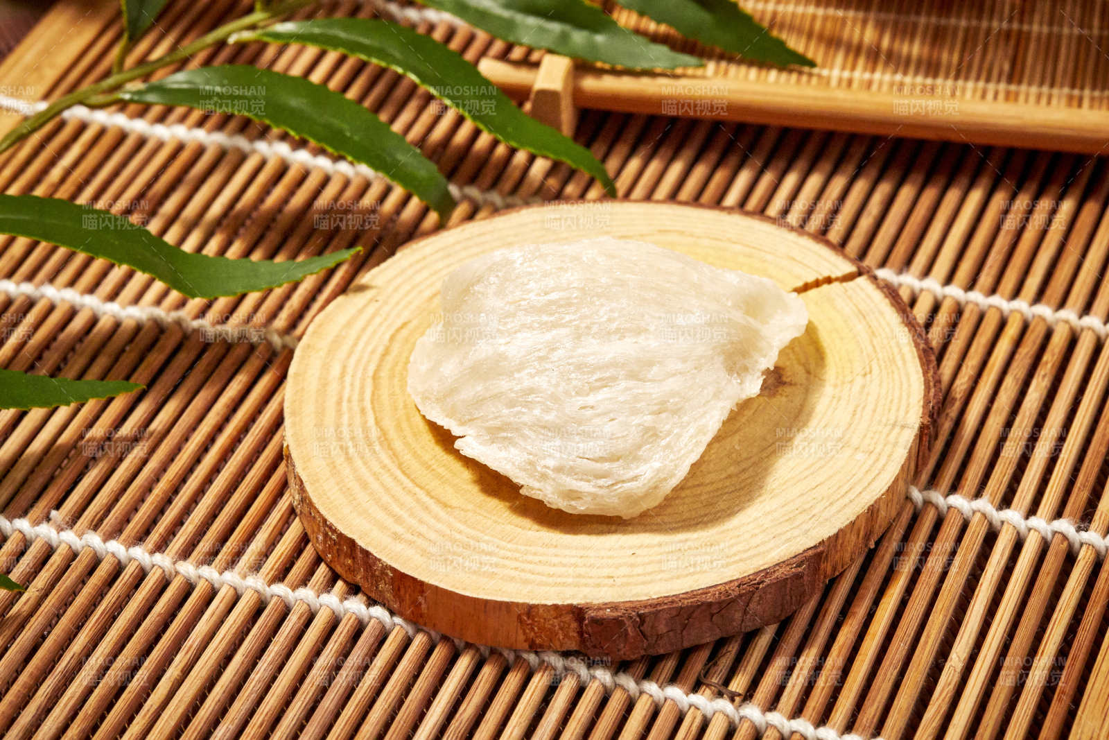 燕窝静置木盘绿叶旁图片
