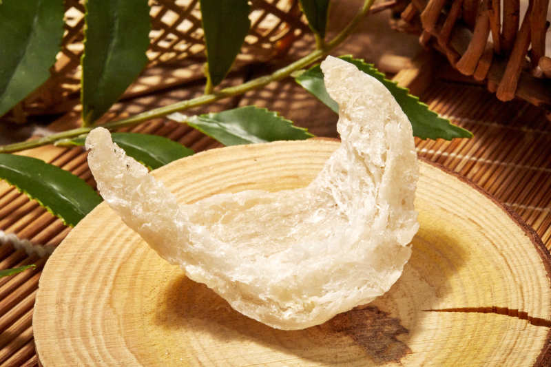 燕窝静置木盘绿叶旁图片