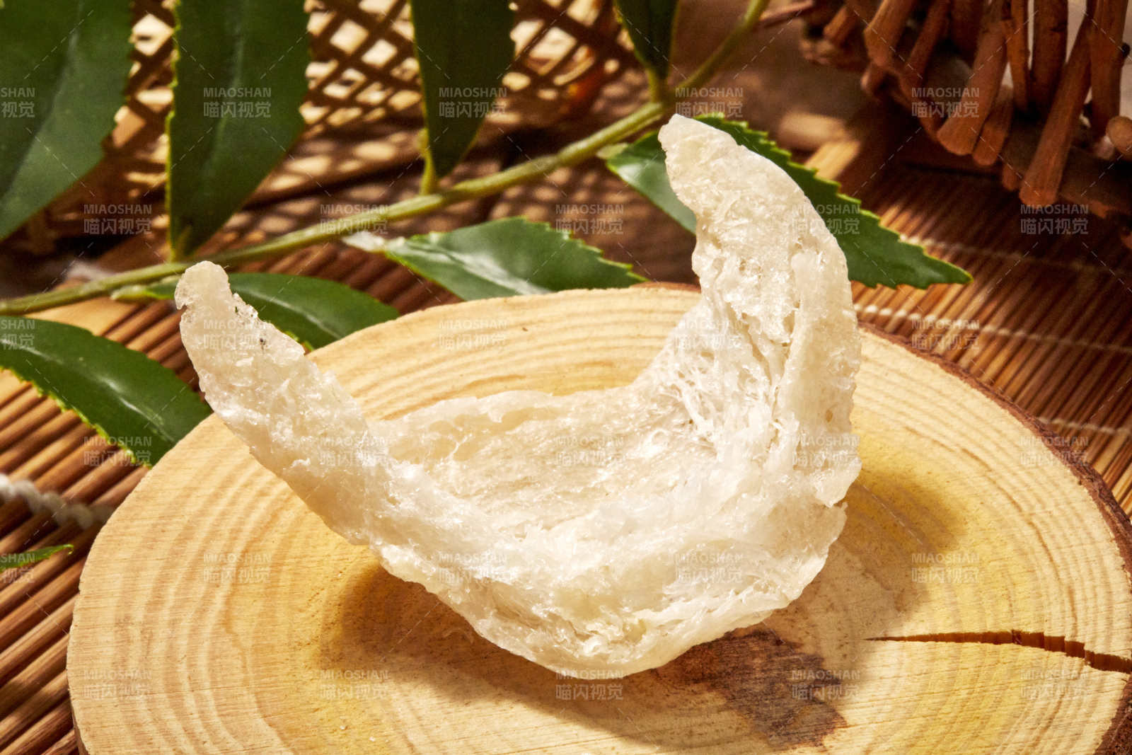 燕窝静置木盘绿叶旁图片
