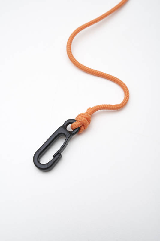 橙色绳索与黑色挂钩组合图片