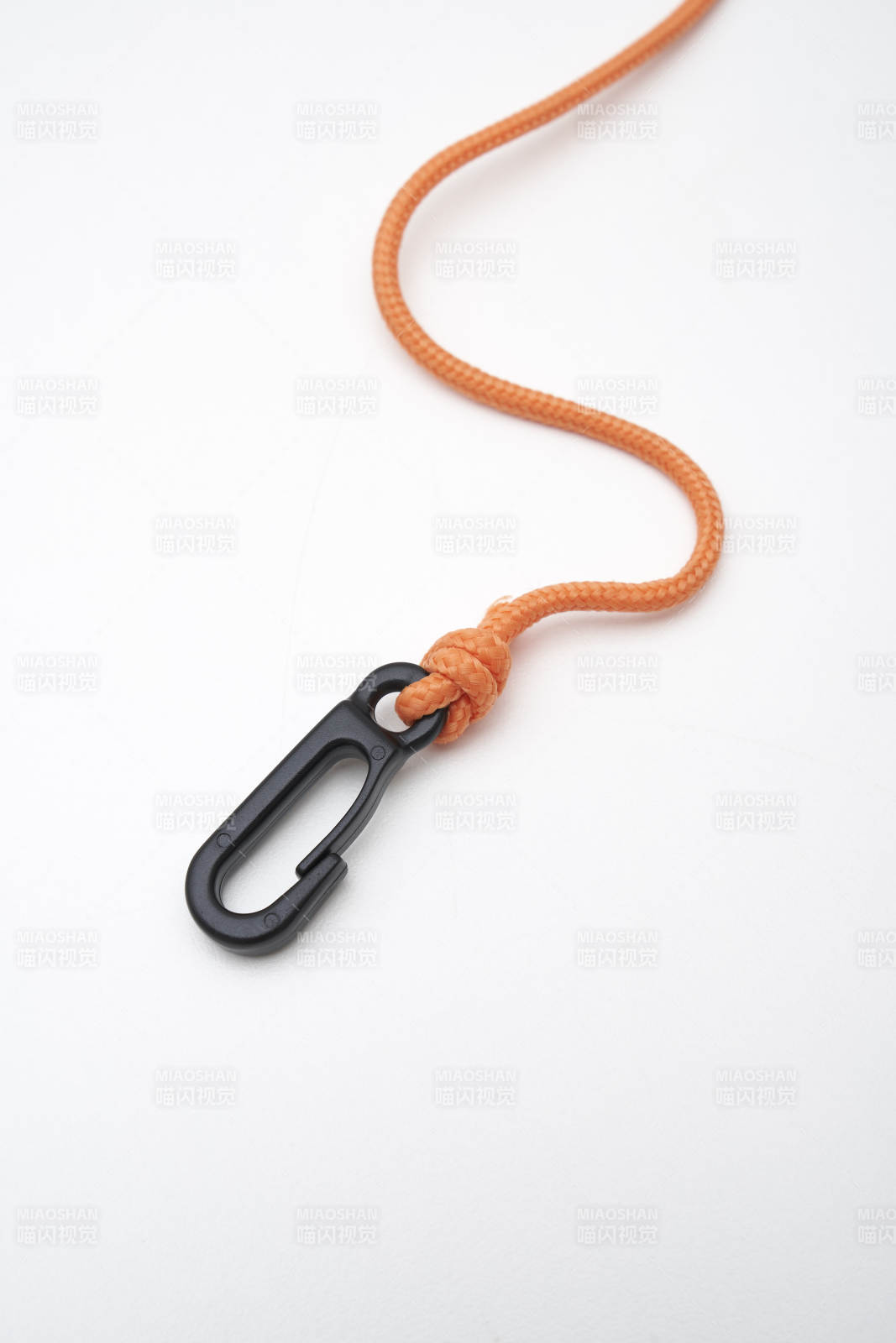 橙色绳索与黑色挂钩组合图片