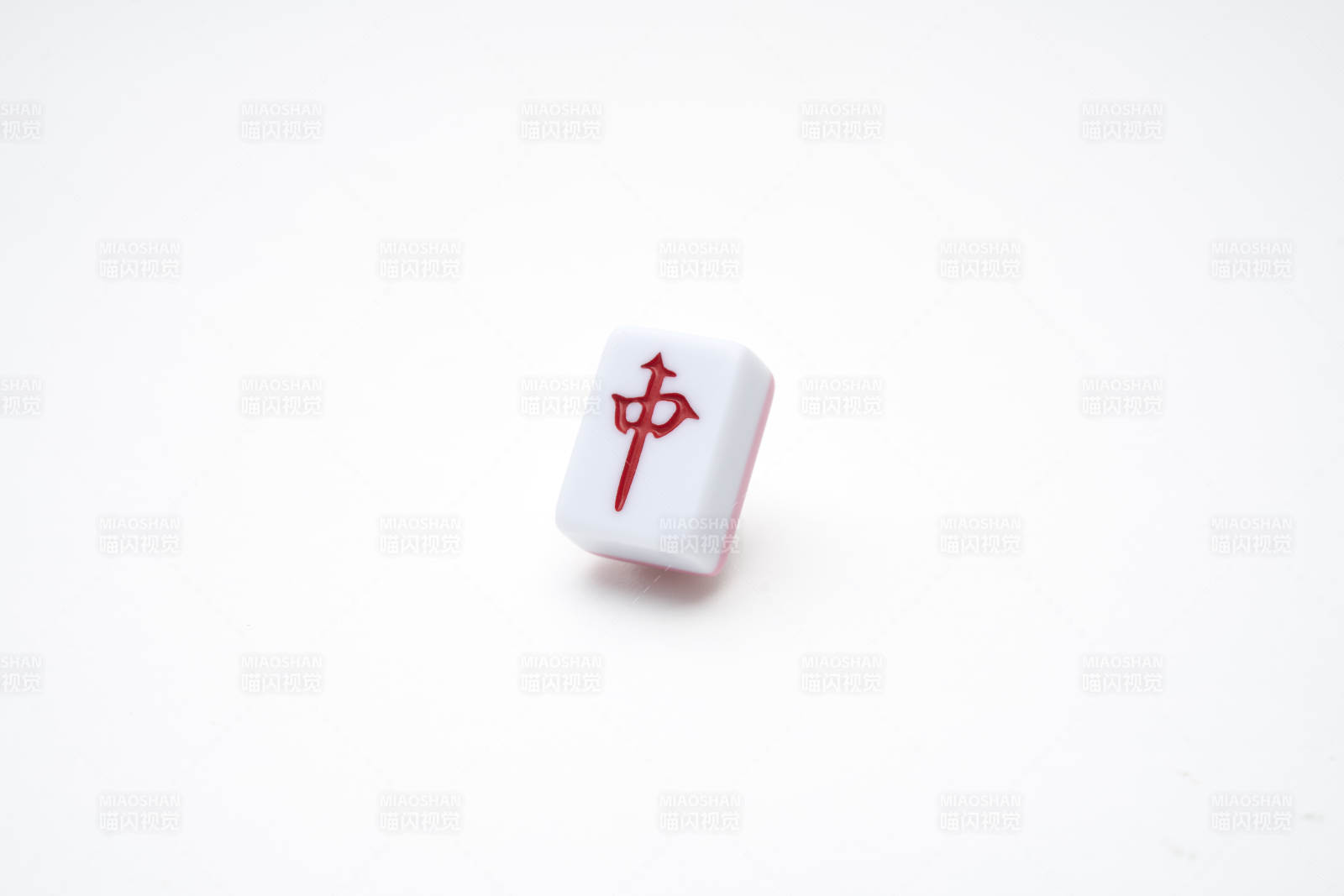 麻将牌中的 中 字特写图片