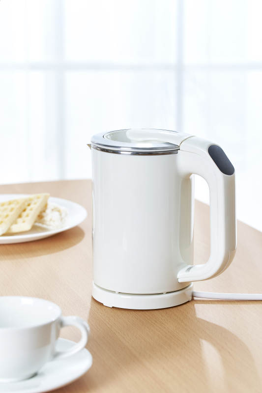 简约电热水壶与早餐图片