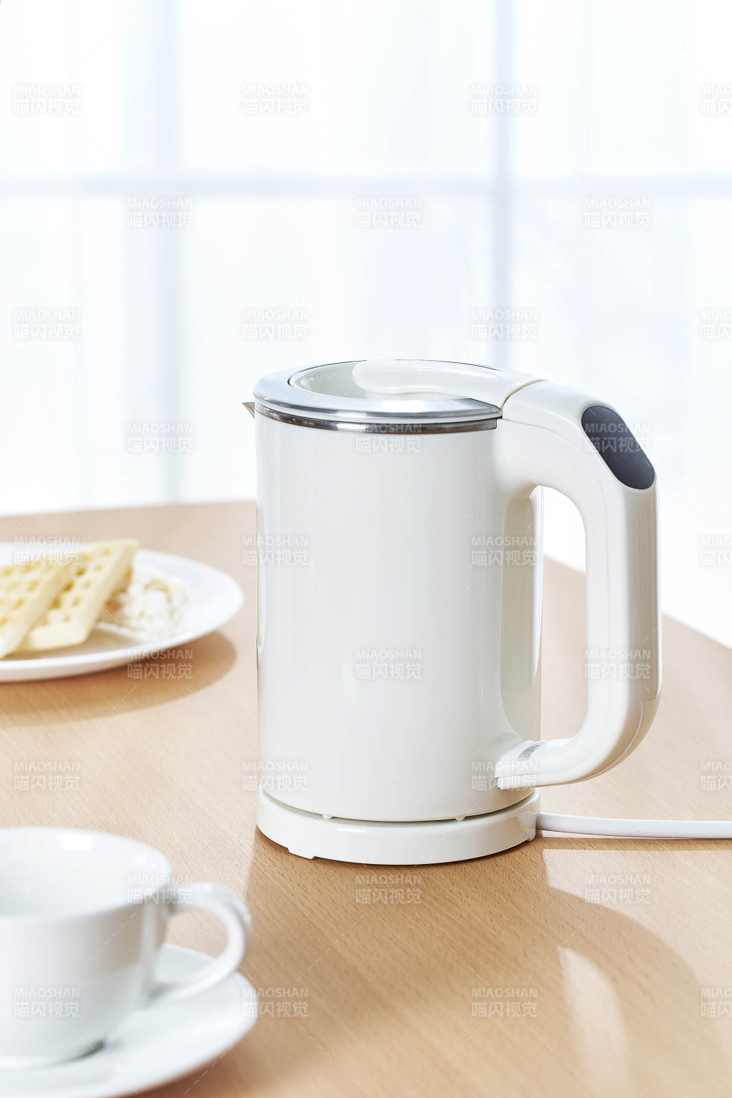 简约电热水壶与早餐图片