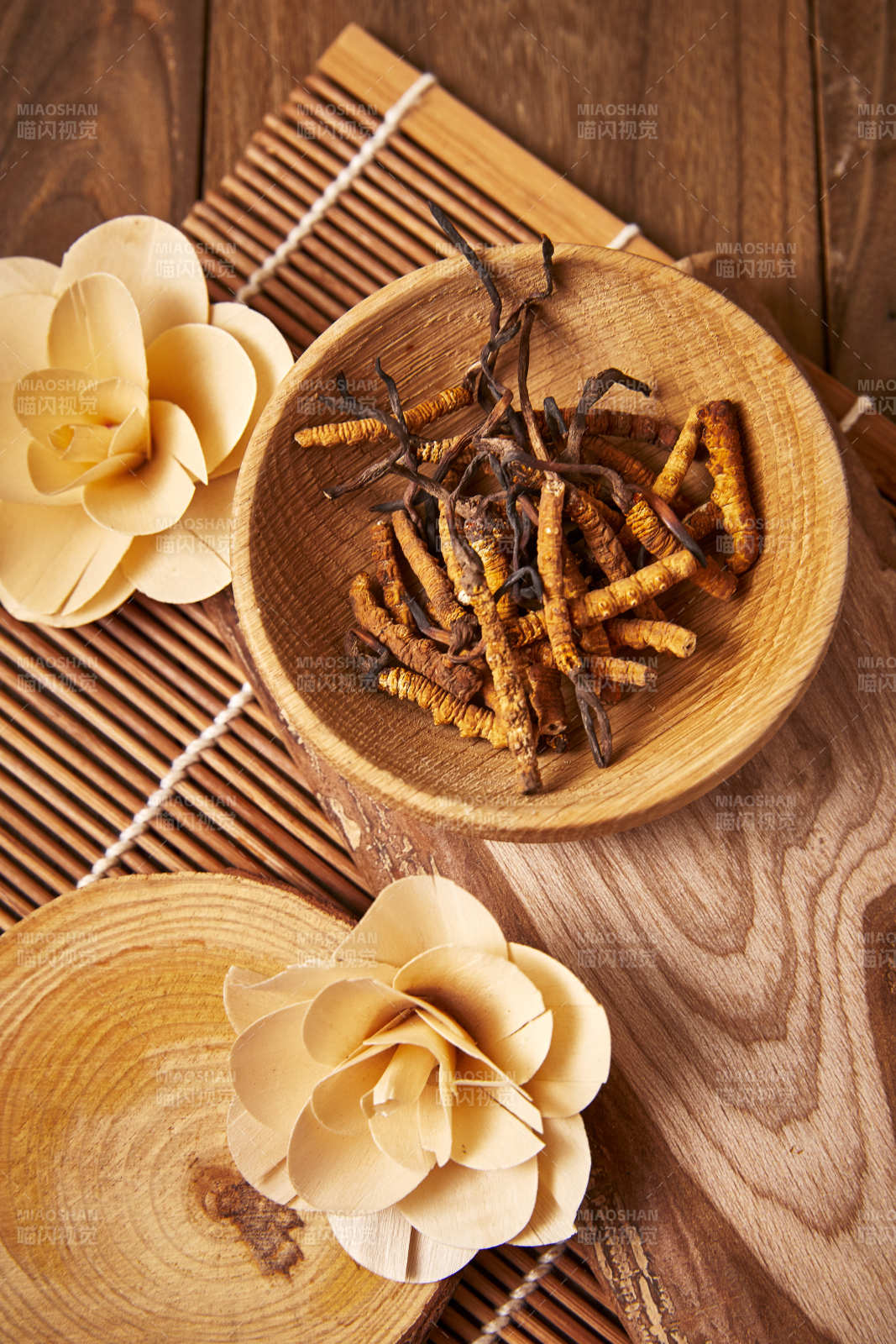 冬虫夏草与木制装饰品图片