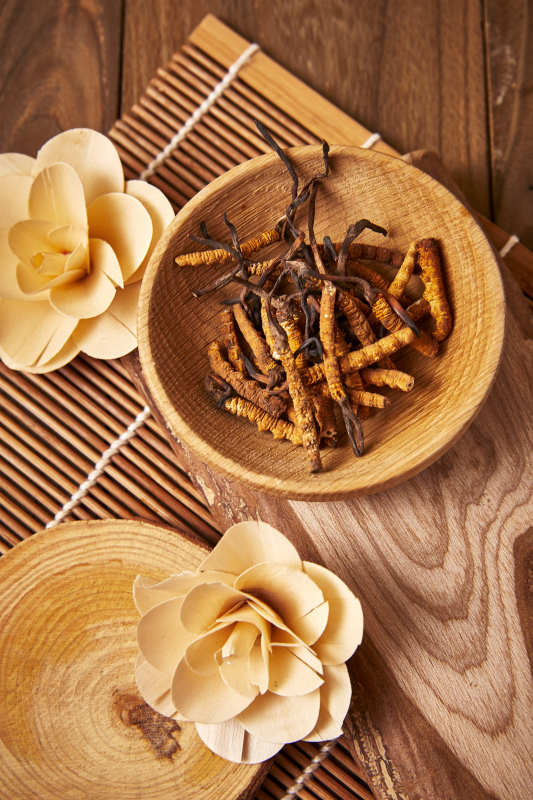 冬虫夏草与木制装饰品图片