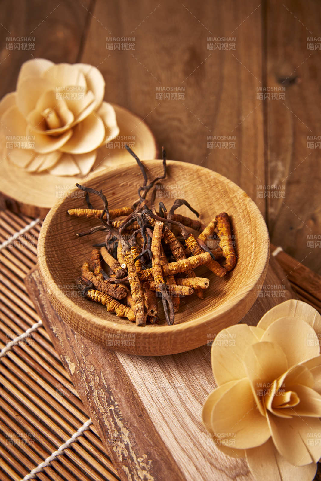 冬虫夏草与木碗装饰图片