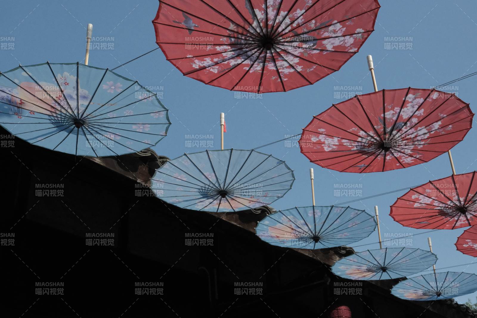 空中悬挂的彩色油纸伞图片