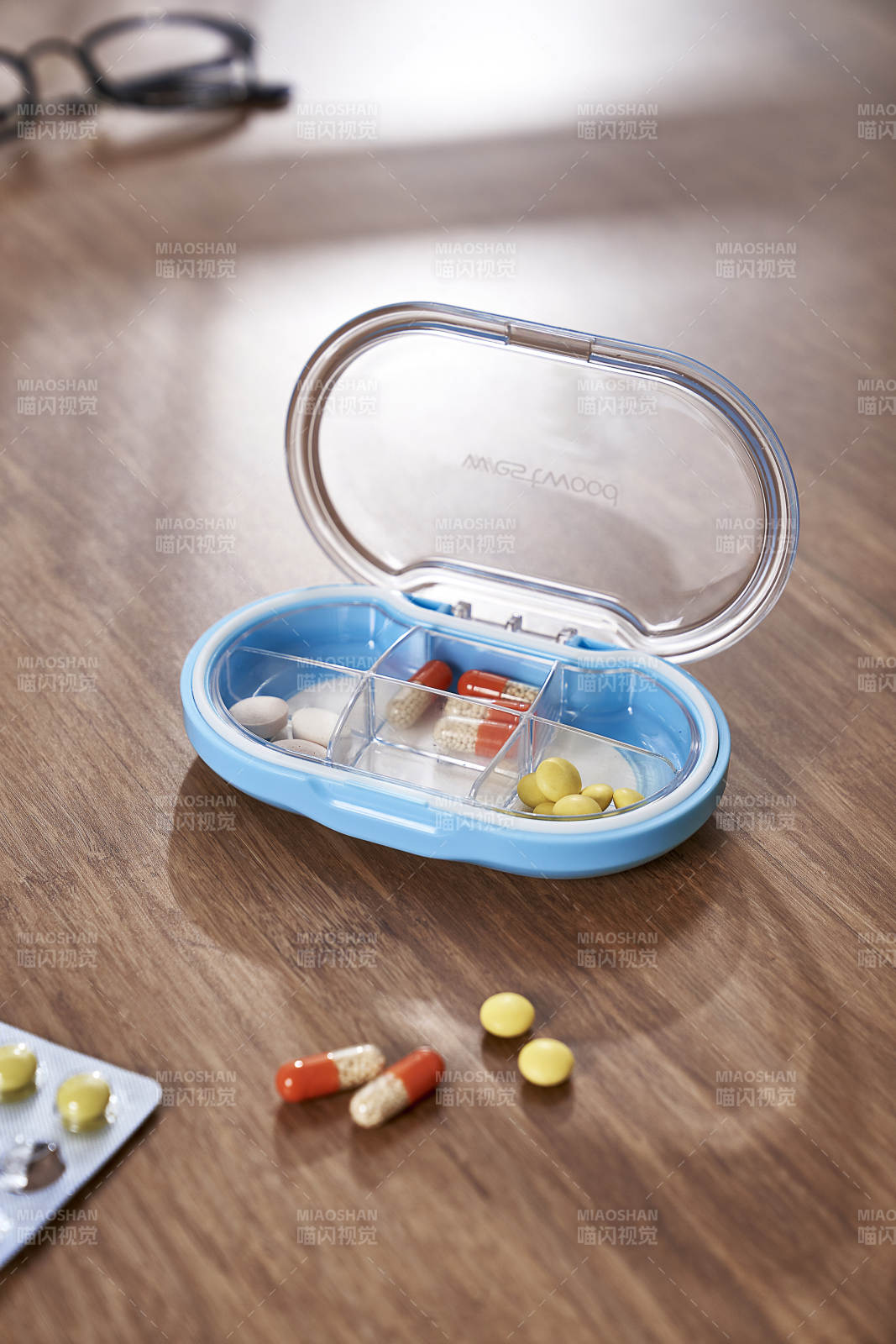 便携药盒与药物展示图片