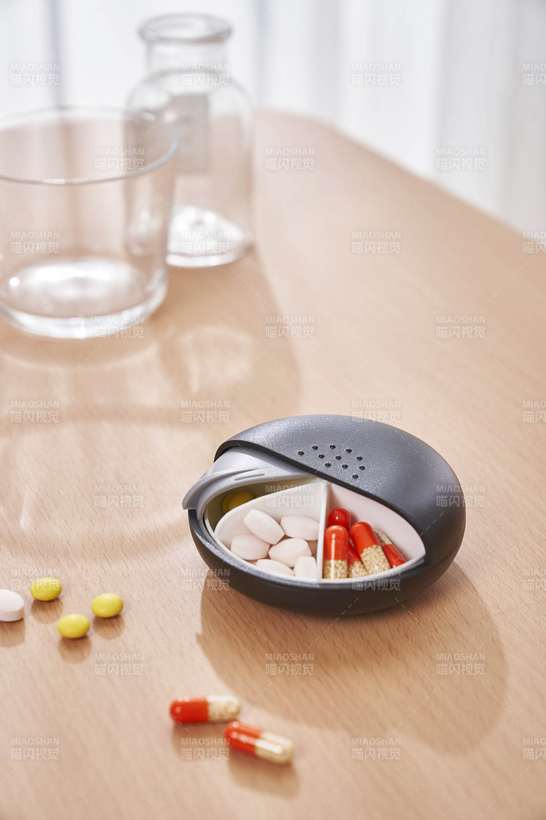 药盒与药物摆放桌面图图片