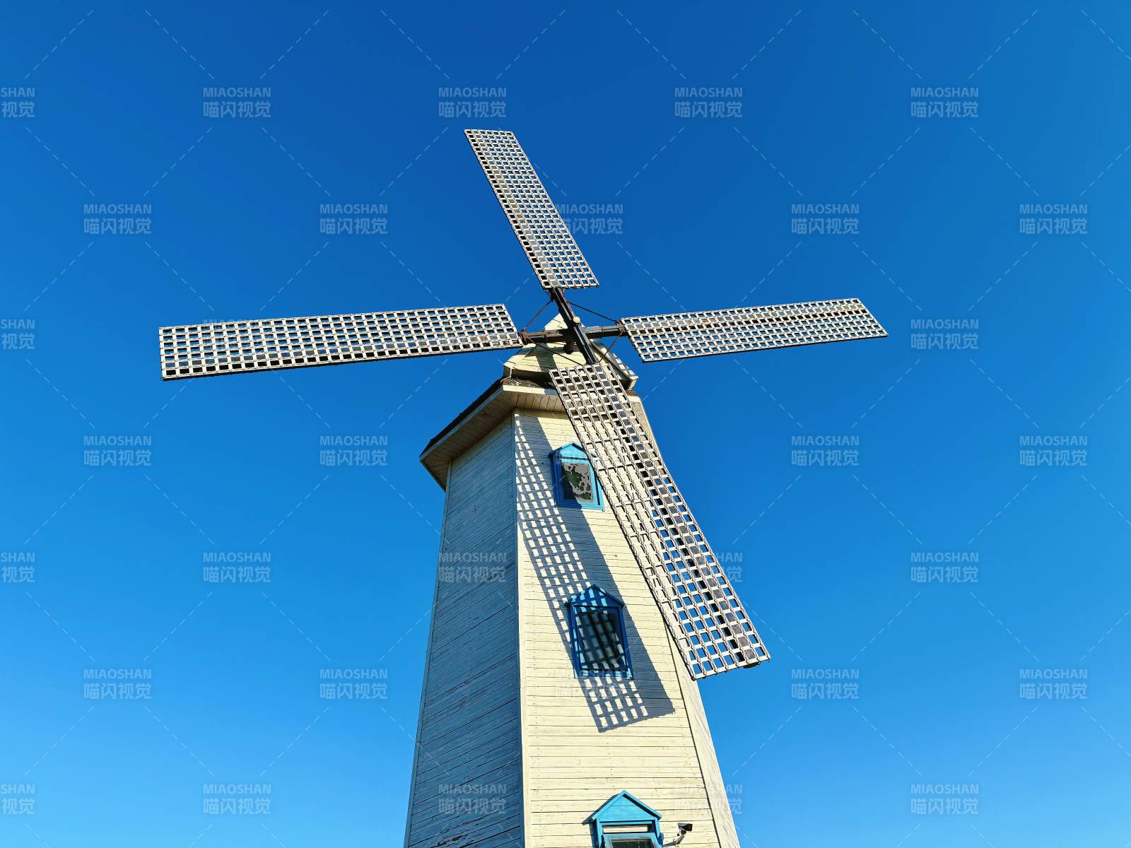 蓝天下的风车塔楼图片