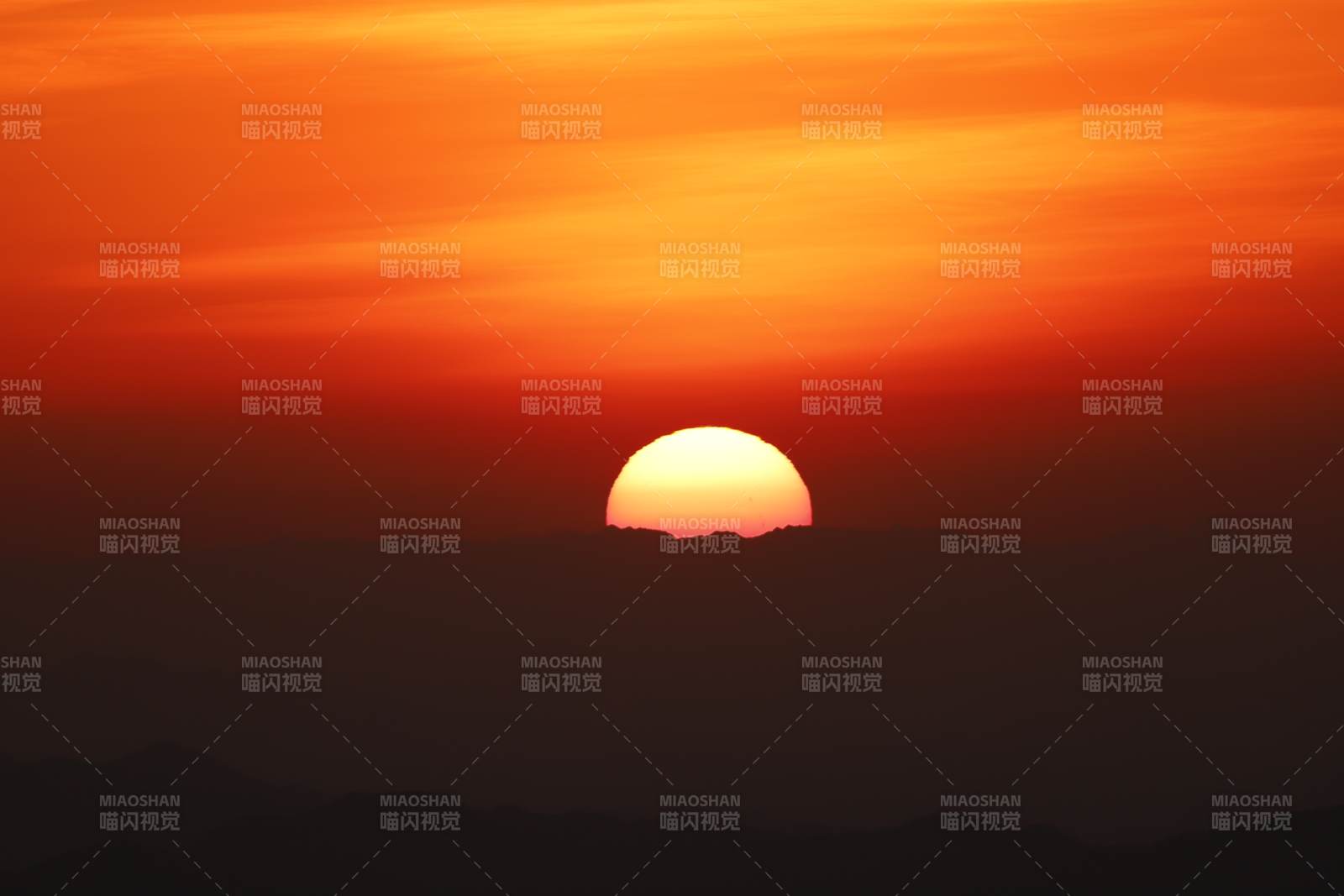 夕阳西下 山峦剪影图片