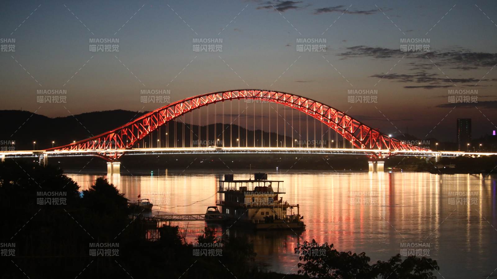 株洲钢铁大桥夜幕下的红色拱桥图片