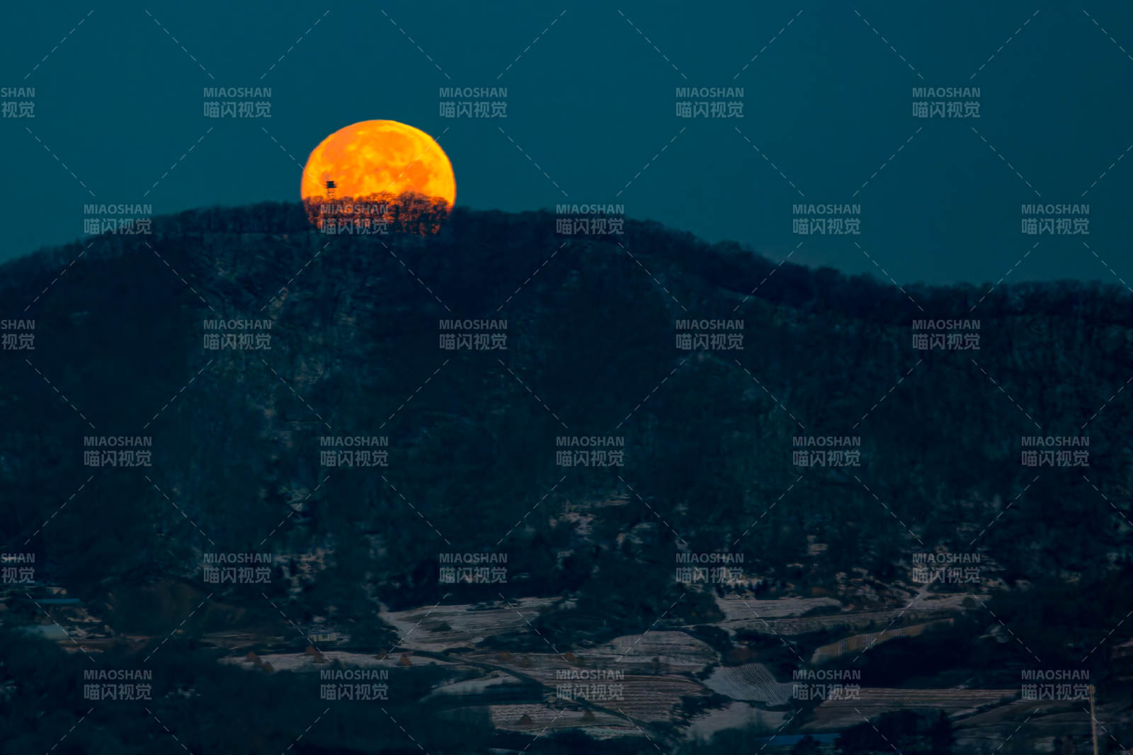 山间红月夜景图图片