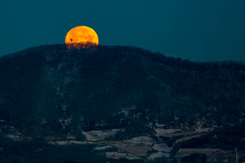 山间红月夜景图图片