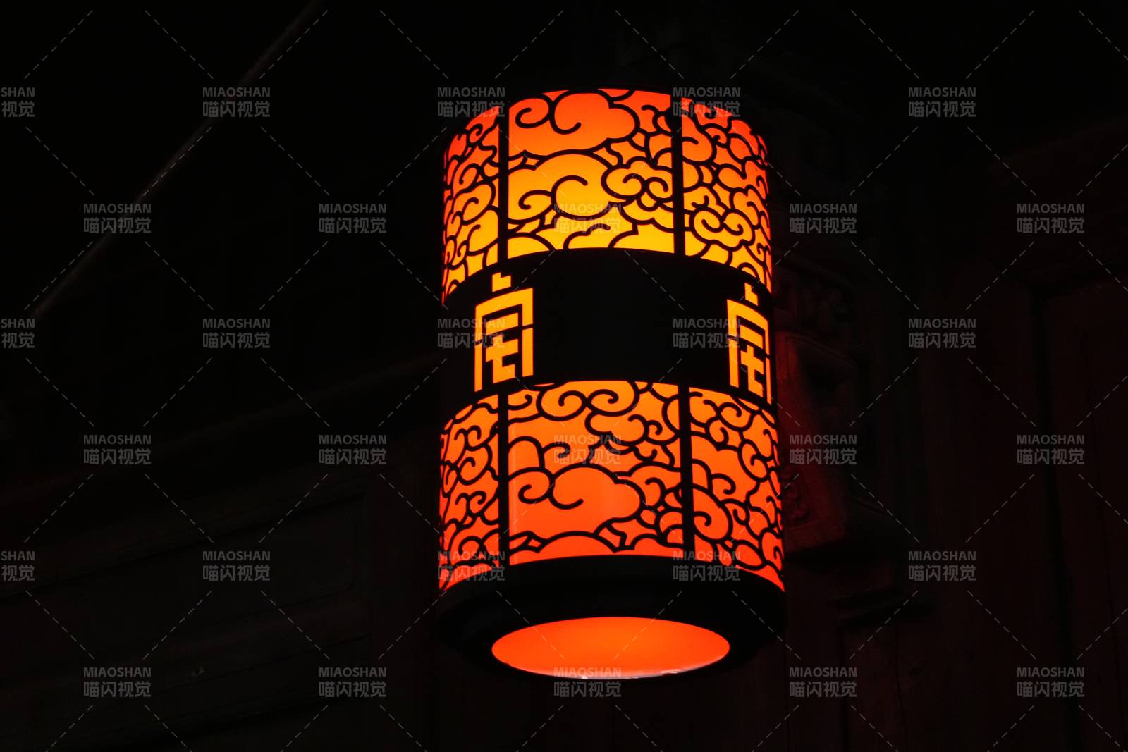 夜色中的传统灯笼图片