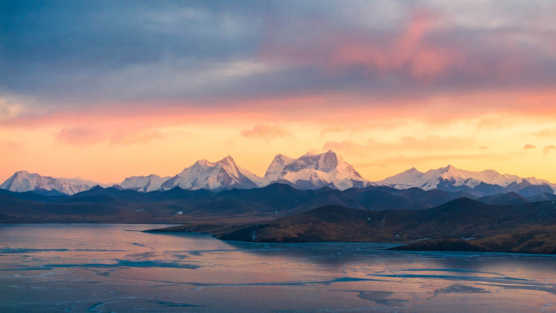 库拉岗日湖畔夕阳美图片