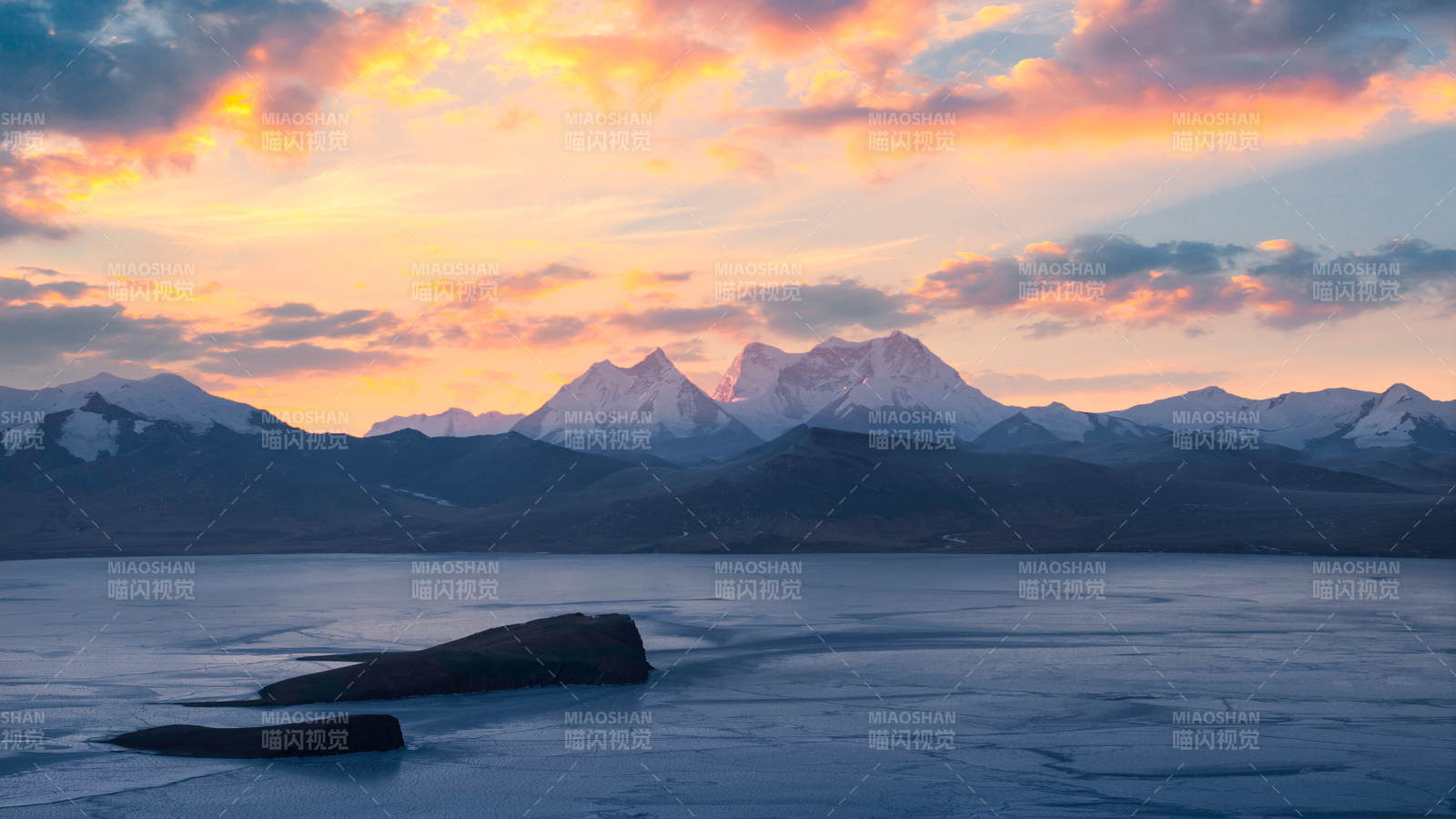 库拉岗日湖畔夕阳美景图片