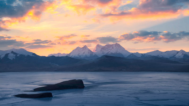 库拉岗日湖畔夕阳美景图片