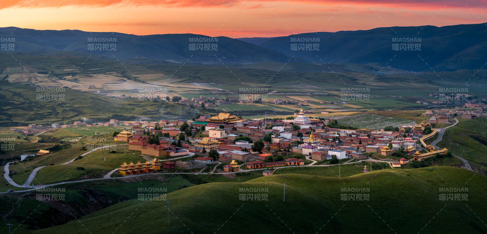 朝霞日出下的阿坝县朗依寺图片