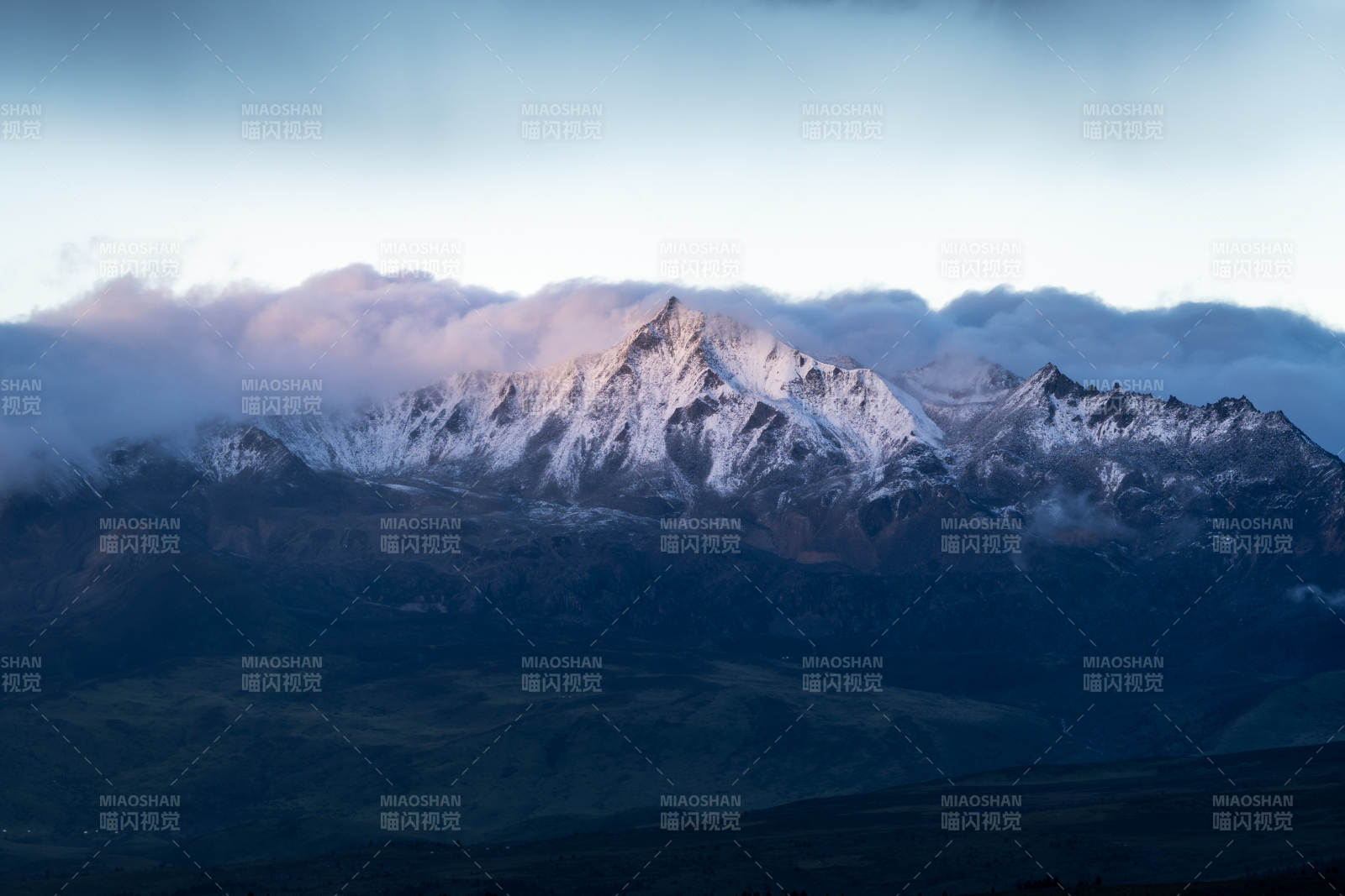 云雾中的贡嘎雪山图片