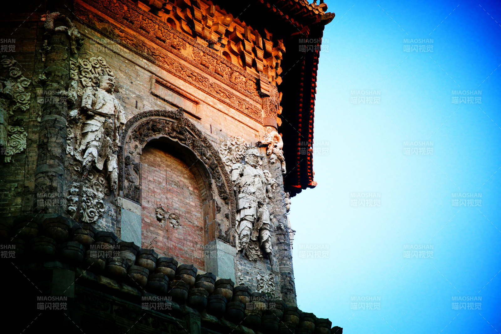 古塔雕饰与蓝天相映。玲珑塔身泥塑图片