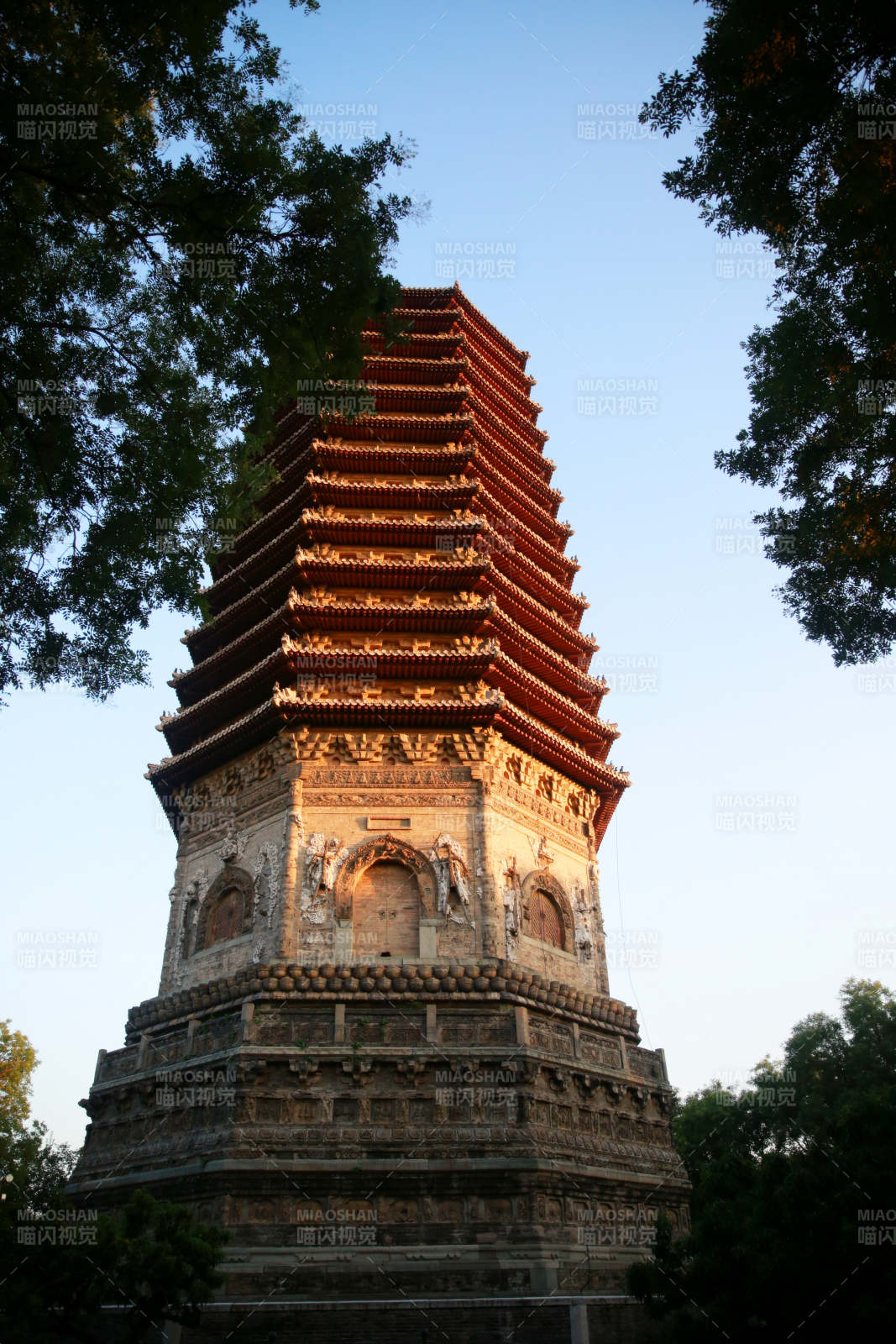 古塔夕阳映光辉玲珑塔图片