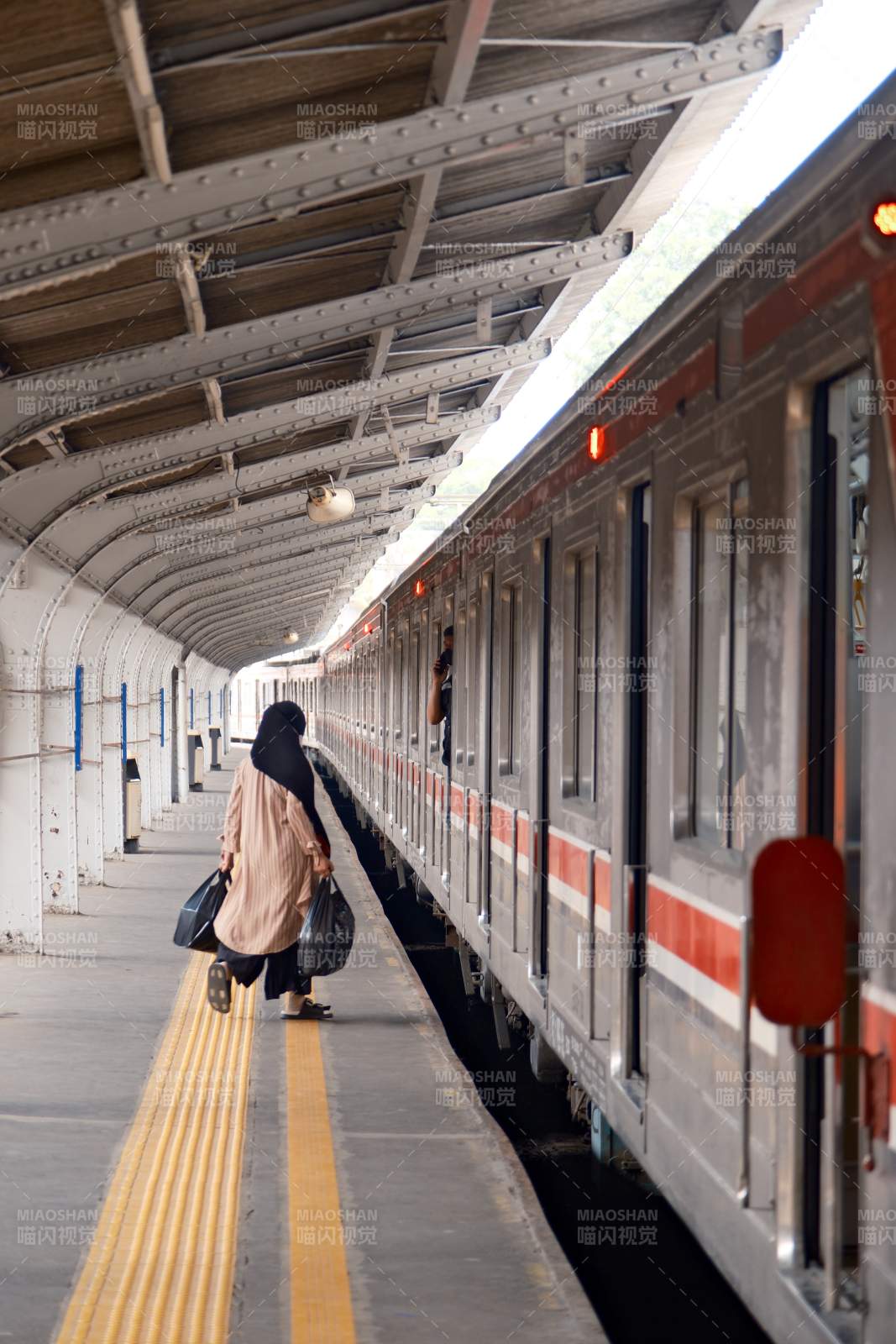 火车站台上的行人与列车图片