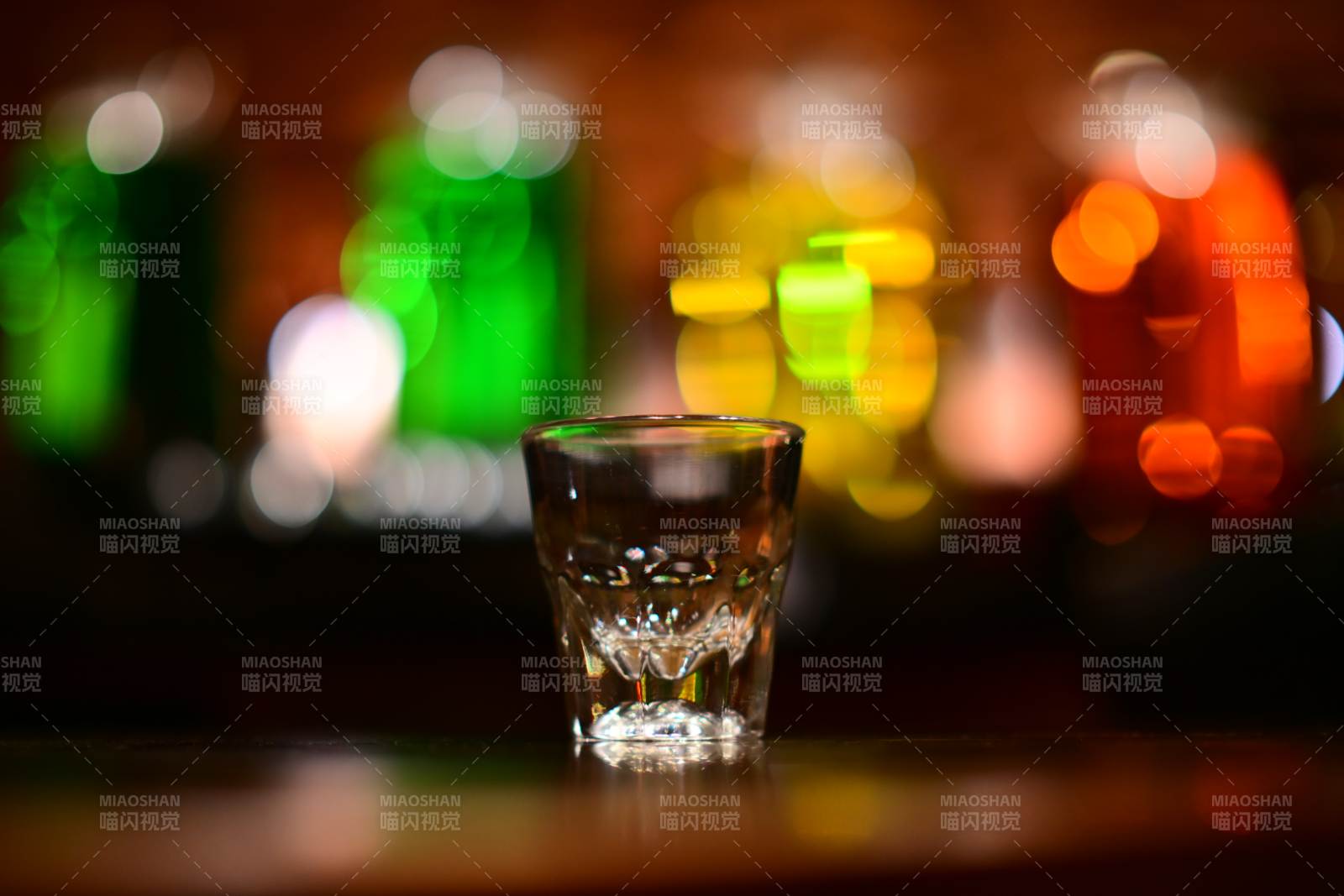 酒吧里的酒杯特写图片