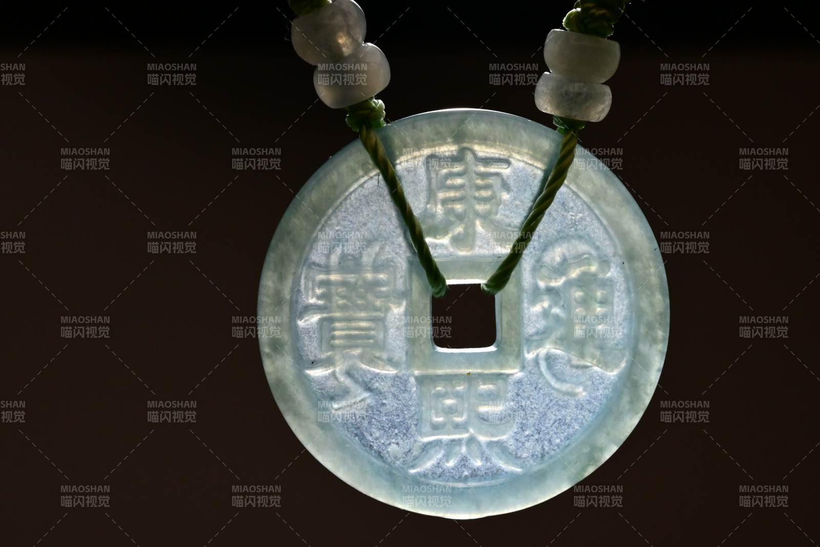 翡翠古币吊坠特写图片